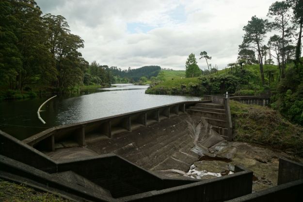dsc05027_mclarenfallslakesidewaterfall